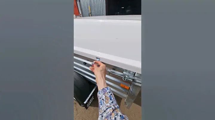 Легковой прицеп МЗСА 817710.024 с пластиковой крышкой на газовых амортизаторах. Видео обзор ТРЕЙЛИ